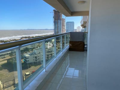 Apartamento en Venta 3 Dormitorios mas dependencia de servicio