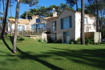 LAGUNA BLANCA con 5 dormitorios y dependencia de servicio, piscina