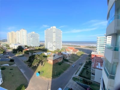 Venta y alquiler en Brava departamento de 4 dormitorios, 3 baños y toilette