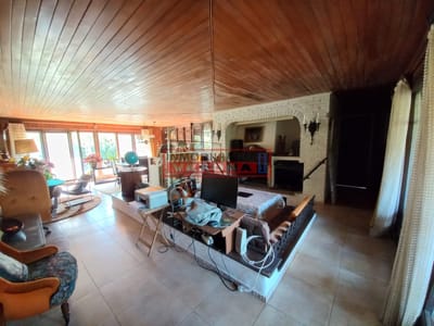 Vende casa de 4 dormitorios en Pinares, cerca del mar. Punta del Este.