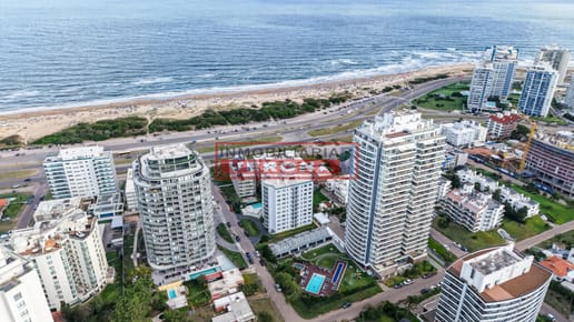 Tu Refugio en Brava: Elegancia y Comodidad a Pasos del MAR