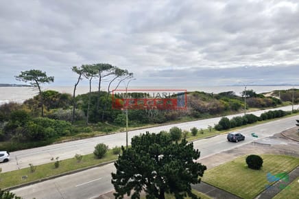 Edificio de 3 dormitorios en Punta del Este primera línea Mansa