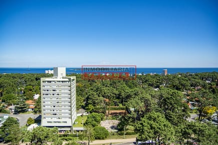 Apartamento de 3 dormitorios con muy buena vista a la bahía, Punta del Este.