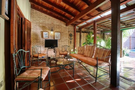 EN VENTA ACOGEDORA RESIDENCIA EN BARRIO YCUÁ SATÍ - ASUNCIÓN.