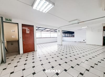 Oportunidad Única: Edificio Completo en Alquiler con Espacio Sin Límites 