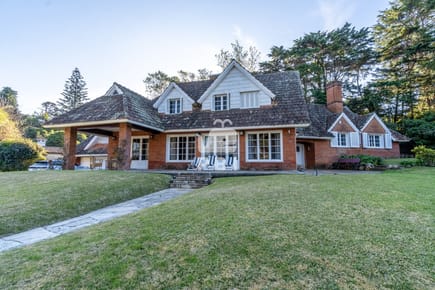 Exclusiva propiedad en alquiler, con 5 dormitorios, El Golf, Punta del Este.