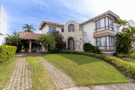 CASA EN VENTA / URUBO GARDEN