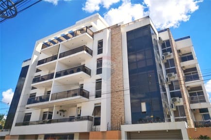 Amplio departamento en Los Laureles