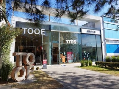 VENTA 3 LOCALES COMERCIALES CON RENTA EN LA MEJOR UBICACION