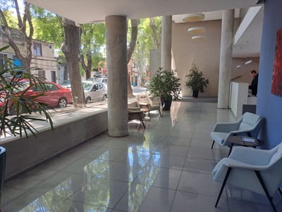 Precioso. Con renta . Categoría  1 dormitorio, cocina integrada profusión de placares. Jardín, Juegos, barbacoas U$S130.000