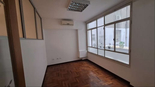 ATENCIÓN  Profesionales Apto Centro 3 Dormitorios o 3 Oficinas Cocina funcional  Baño completo  ALQUILER venta U$S98.000 g.c  $ 3.900