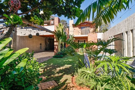 En venta hermosa residencia con paisajismo - San Lorenzo