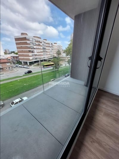 Amplio Ambiente con terraza . Bajos gastos comunes.