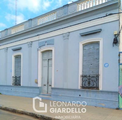 Venta - Casa - 4 dormitorios - Carmelo - Zona centro