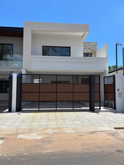 EN ALQUILER - Casa de 3 dormitorios en suite en B° Ykua sati