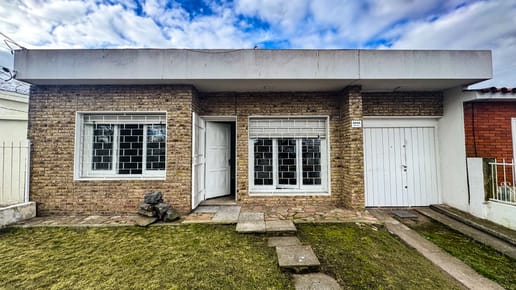 Casa Amplia Y Luminosa Con 2 Dormitorios; Más Apartamento Independiente Al Fondo