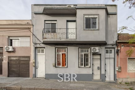 Venta casa PH de altos con 2 dormitorios, balcón y azotea en Goes