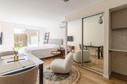 Alquiler apartamento monoambiente con jardín y cochera en la rambla de Carrasco