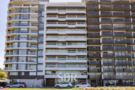 Venta apartamento de categoria en la rambla de Punta Carretas. 3 dormitorios, servicio, patio y garage doble