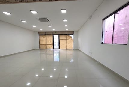 ALQUILO SALON COMERCIAL PREMIUN S/AVDA ARTIGAS FRENTE A AUTOMOTOR 