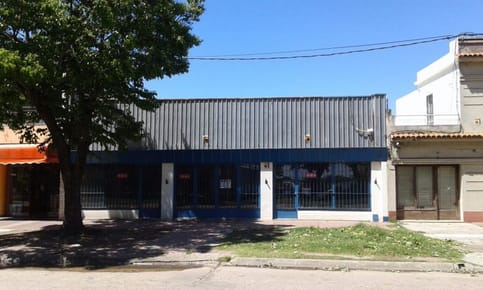 Local Comercial, Frente A Dos Calles, Entrada De Camiones 
