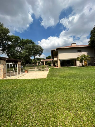 EN VENTA LUJOSA RESIDENCIA EN BARRIO JARA