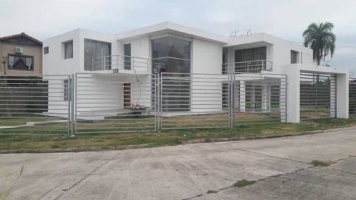 Hermosa Casa de lujo en Venta Villa Bonita ( URUBO)