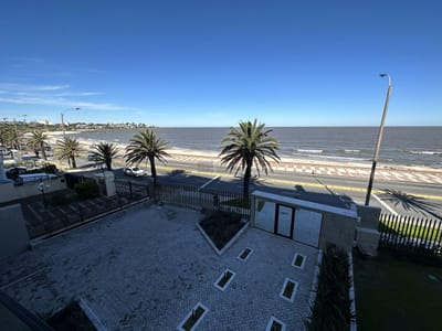 Alquiler de exclusivo apartamento 1 dormitorio garaje Rambla de Malvín frente a Playa Honda