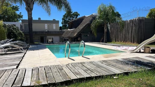 Casa en venta Buceo, parrillero, piscina.
