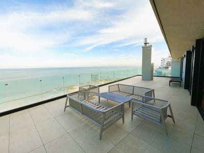 Venta penthouse dos dormitorios tres baños Malvin Frente Rambla Playa Honda