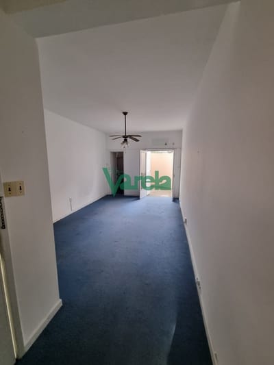 Venta monoambiente Buceo, cocina definida y patio.