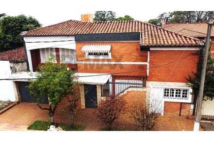 Residencia con piscina y quincho en Lambaré
