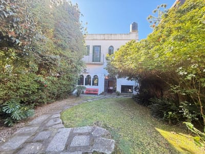 VENTA CASA SOBRE AVENIDA 4 DORMITORIOS ESCRITORIO FONDO CON BARBACOA Y  GARAJE