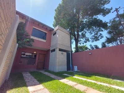 Vendo Amplio Duplex De 3 Habitaciones, Barrio San Jorge, Zona Quinta Ykua Sati.