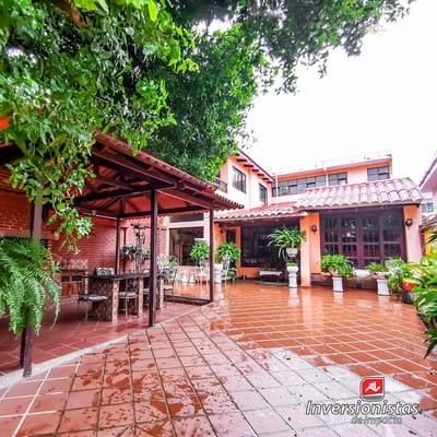 AMPLIA CASA EN VENTA ZONA COMERCIAL ENTRE 1ER Y 2DO ANILLO