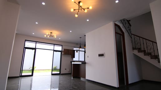 LINDA CASA DE DOS PISOS CON AZOTEA EN VENTA - URB. BOULEVARD -CASTILLA