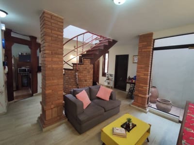 HERMOSA CASA EN BARRIO JARA