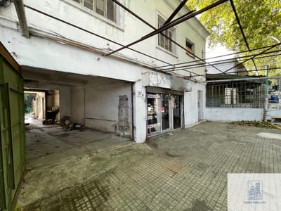 Casa +garaje , cochera y local comercial con patio en Belvedere!!