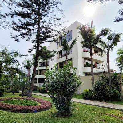 Venta PRIMER PISO FRENTE A PARQUE  con JARDIN  Chacarilla