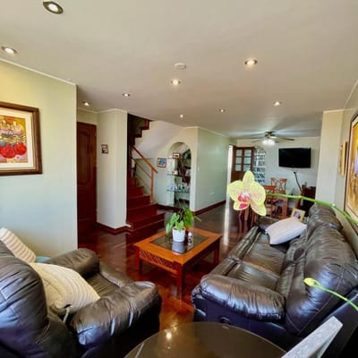 Hermoso Duplex en Venta  Vista externa  dorm  cochera
