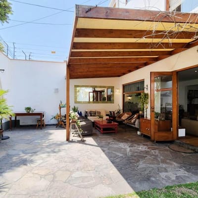 VENDO LINDA CASA CERCA A PARQUE A PASOS D CHACARILLA min del colegio StaMaria