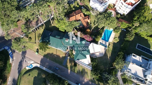 Alquila gran casa de 5 dormitorios en Playa Mansa, Punta del Este