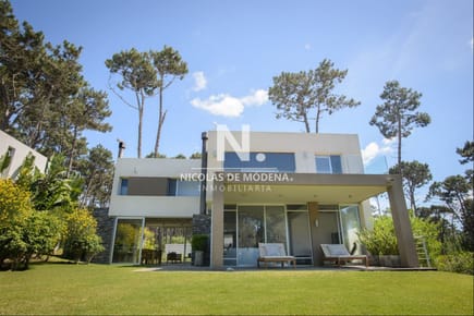Vende casa en Rincon del Indio en Punta del Este de 5 dormitorios.