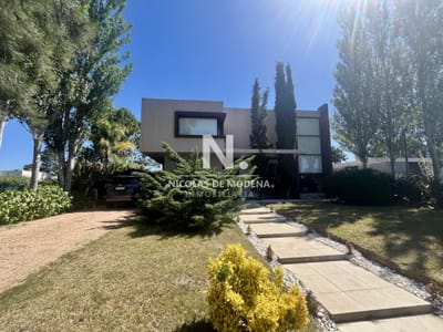Excepcional casa de dos plantas en Le Residence  en venta, con espacios amplios