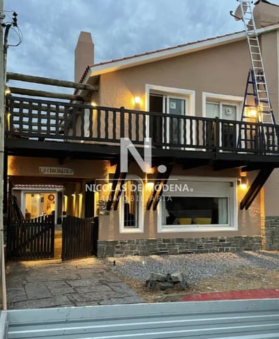 En venta espectacular casa frente al mar de 4 dormitorios en Punta del Este.