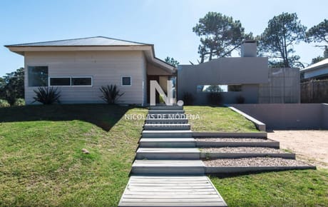 Vende casa de 4 dormitorios en Jose Ignacio en Barrio Privado.