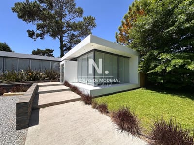 En venta casa tipo clinica en excelente ubicación en Punta del Este de 5 consultorios