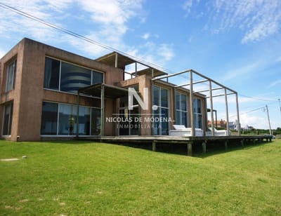 Excelente casa frente al Mar en la zona Montoya de 4 dormitorios en venta