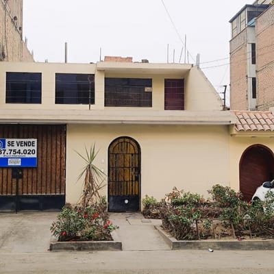Casa de  Pisos con  Cocheras en Venta Ideal para Remodelar m AT