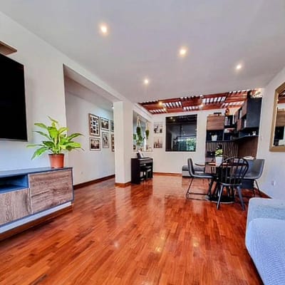Venta de Bello Apartamento en do Piso en San Miguel incluye cochera